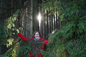 Depression: Meine Geschichte Anita Griebl im Wald zwischen Tannen im Sonnenlicht – Symbol für Heilung, Lebensfreude und den Weg aus der Depression.