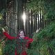 Anita Griebl im Wald zwischen Tannen im Sonnenlicht – Symbol für Heilung, Lebensfreude und den Weg aus der Depression.