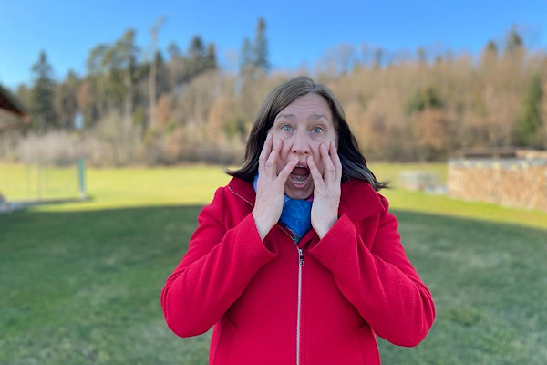 Symbolbild für Angst: Anita Griebl mit erschrockenen Augen und Händen vor den Wangen – Angst überwinden in 5 Schritten.