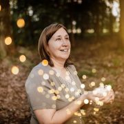 Anita Griebl mit Lichtimpulsen in den Händen – Bild für Energiefluss, Transformation und die Wirkung von Heilenergetik im Alltag.