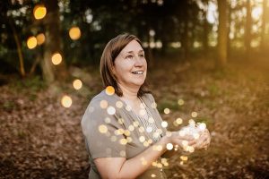 Anita Griebl mit Lichtimpulsen in den Händen – Bild für Energiefluss, Transformation und die Wirkung von Heilenergetik im Alltag.