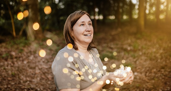 Anita Griebl mit Lichtimpulsen in den Händen – Bild für Energiefluss, Transformation und die Wirkung von Heilenergetik im Alltag.