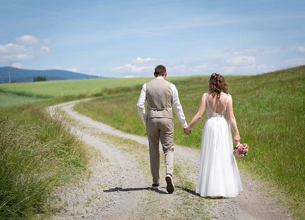 Ein gemeinsamer Weg den das Brautpaar nun beschreitet ist auf dem Foto abgebildet. Ein wunderschöner Tag, der festlich gefeiert wurde.
