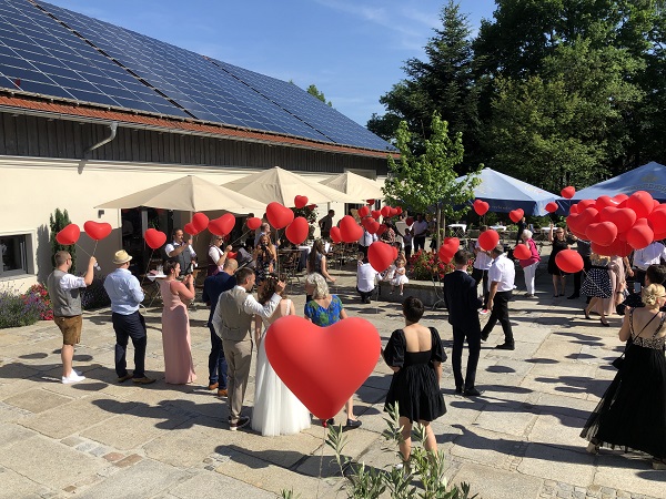Wir Gäste durften Herzluftballons steigen lassen, bei idealem Hochzeitswetter.