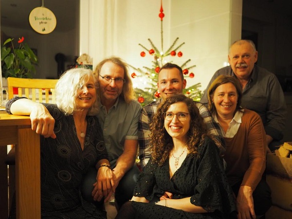 Weihnachtsfoto mit Waltraud, Richard, Alexander, Sophie, Karl und Ich