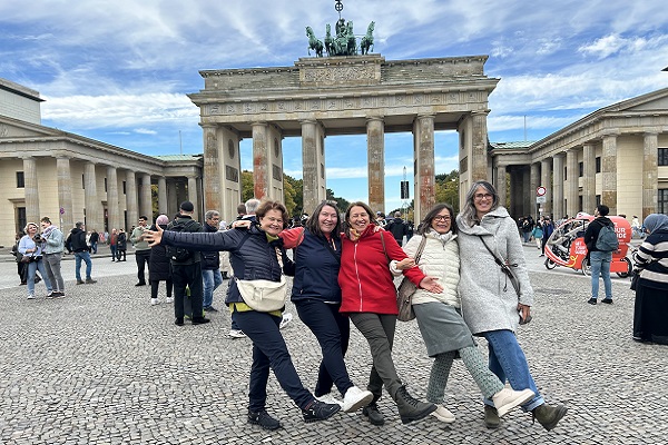 In Berlin posierten wir fünf Freundinnen vor dem Brandenburger Tor.