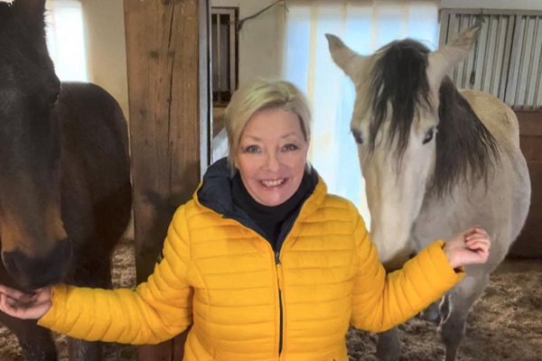 Geschäftsfrau Claudia nach ihrem Wut‑Pfad‑Erlebnis. Wut-Pfad Erfahrungen voller Klarheit und Dankbarkeit.