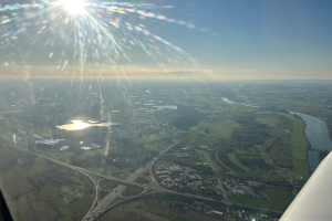 Lichtstrahl über der Landschaft – ein Symbol für Weite, Klarheit und inneres Bewusst‑Sein.