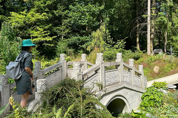 Eine Steinbrücke im Garten des Parks