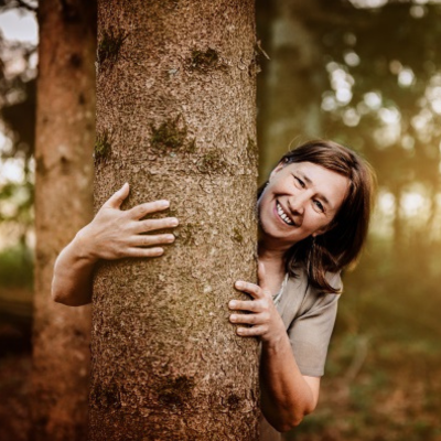 Anita Griebl hinter dem Baum