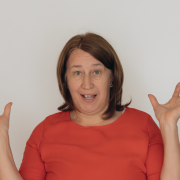 Erklärende Geste, verdutzter Blick – Anita Griebl, Heilenergetikerin im Moment der Erkenntnis: Was einst selbstverständlich war, darf jetzt gehen. Raum für Neues entsteht.