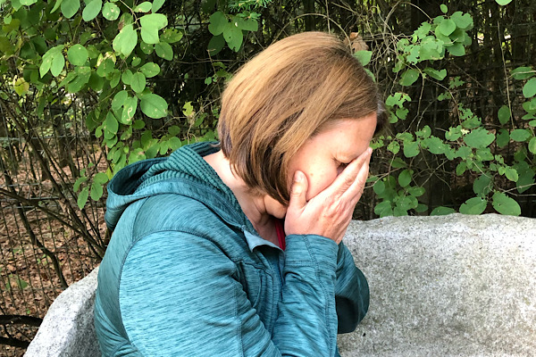 Anita Griebl hält die Hände vor das Gesicht – Ausdruck von Erschöpfung, Energieverlust und dem Moment, in dem Gefühle nicht mehr getragen werden können.