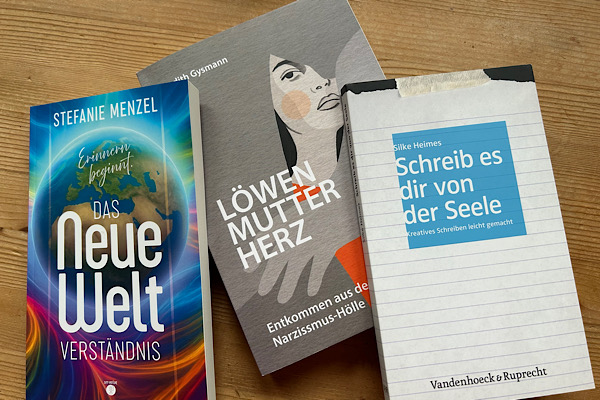 Gelesene Weisheit: Drei Bücher als Wegbegleiter meiner persönlichen Ziele – stille Impulse für Wachstum, Selbstliebe und neue Perspektiven.