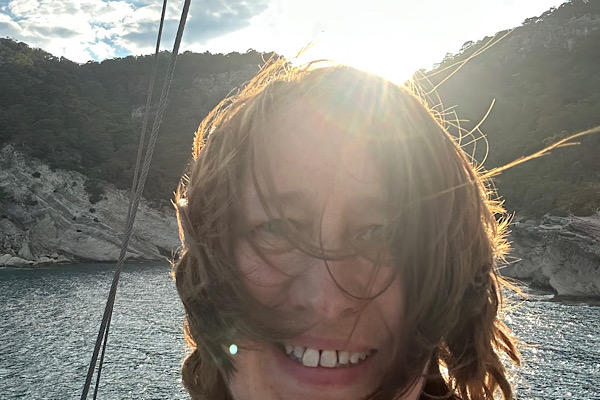 Nahaufnahme von Anita Griebl, deren Gesicht teils von einem Sonnenstrahl und teils von Haaren verdeckt wird – Symbol für innere Stimmungsschwankungen und ungefühlte Emotionen.