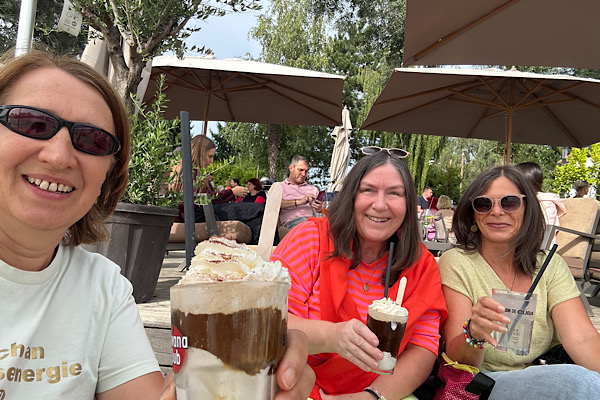 Herzensbegegnung am Wasser: Mit Heidi und Claudia an der Strandbar in Deggendorf – Freundschaft als nährende Kraft im Netzwerk.