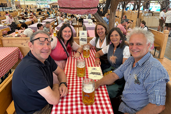 Gemeinsam im Festzelt Reisinger, in Tracht feiern wir das Leben beim Gäubodenvolksfest.