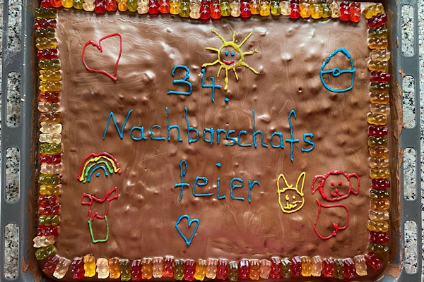 Ein liebevoll dekorierter Kuchen zum 34. Vorbühler Straßenfest – gelebte Nachbarschaft, Freude und Zusammenhalt in süßer Form.