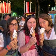 Heidi, Claudia und ich beim Gäubodenvolksfest – in Dirndl gekleidet, mit Softeis in der Hand und einem Lächeln im Herzen.