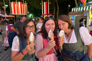 Heidi, Claudia und ich beim Gäubodenvolksfest – in Dirndl gekleidet, mit Softeis in der Hand und einem Lächeln im Herzen.