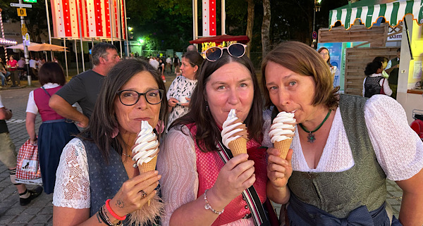 Heidi, Claudia und ich beim Gäubodenvolksfest – in Dirndl gekleidet, mit Softeis in der Hand und einem Lächeln im Herzen.