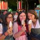 Heidi, Claudia und ich beim Gäubodenvolksfest – in Dirndl gekleidet, mit Softeis in der Hand und einem Lächeln im Herzen.