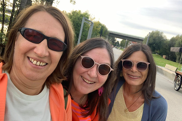 Strandbar Deggendorf – ein Moment der Freundschaft und Lebensfreude zwischen Sand, Sonne und sanfter Mondfinsternis.