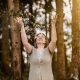 Anita Griebl im Wald, umgeben von Goldflitter – visuelle Metapher für Licht, Energiearbeit und den Start in die Heilenergetik
