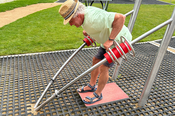 Franz trainiert an einem Fitnessgerät – ein Moment voller Kraft, Bewegung und sommerlicher Leichtigkeit.
