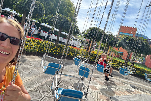 Im Freizeitpark, im Kettenkarusell mit meinen Neffen, bevor die Fahrt rasant nach oben geht.