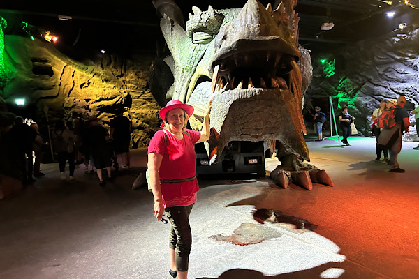 Anita vor dem legendären Further Drachen – ein kraftvoller Moment zwischen Geschichte, Staunen und innerer Bewegung.