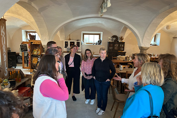 Gerlinde Schreyer hält einen Vortrag im Lokal – umgeben von Unternehmerinnen, die sich für ihre Kürbiswelt und Erfahrungen begeistern.