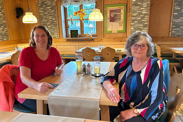 An einem Tisch im Lokal Anna: Anita und Karin im vertrauten Gespräch, eingebettet in die Leichtigkeit eines griechischen Abends.