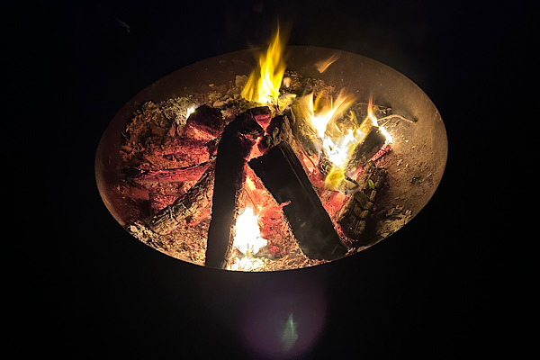 Feuerschale mit kraftvollen Flammen, ein magischer Moment der Reinigung und energetischen Neuausrichtung.