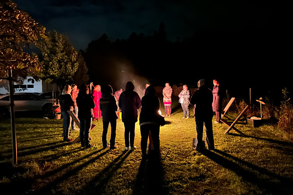 „Feuerritual der Anitas – Menschen im Kreis um das Feuer, vereint in der Feier der Herbst-Tagundnachtgleiche.