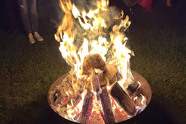 Hoch loderndes Feuer – transformierender Mittelpunkt des Rituals zur Herbst-Tagundnachtgleiche.