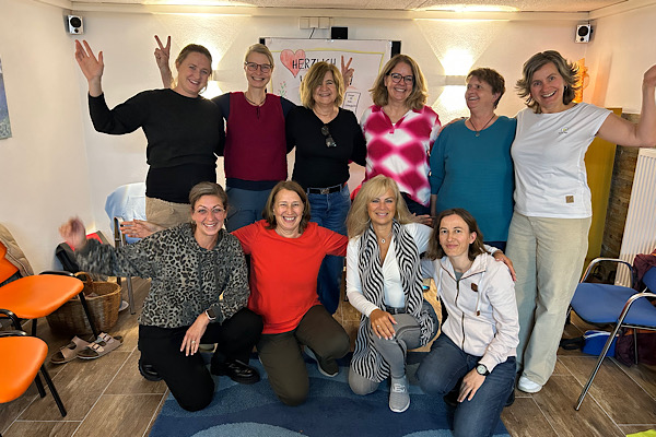 Gruppenfoto von Anita Griebl und neun Kursteilnehmerinnen – ein strahlender Moment aus einem kraftvollen Seminar.