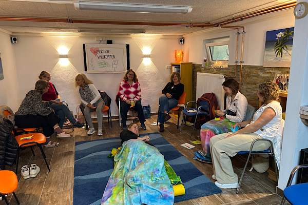 Seminargruppe im Raum – Menschen auf dem Weg zu mehr Selbstverbindung, getragen von Gemeinschaft und heilsamer Energie.