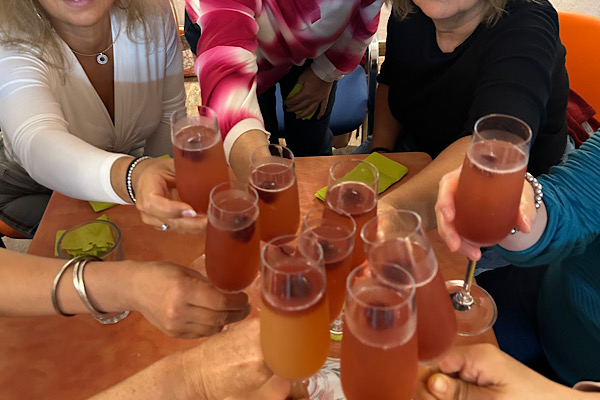 Anstoßen mit selbstgemachten Cocktails – ein liebevoller Moment voller Lebensfreude und Herzensnähe.