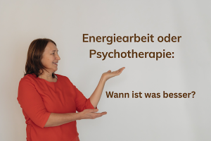Anita Griebl in rotem Shirt mit erhobenen Händen – ein kraftvolles Bild zur Verbindung von Psychotherapie und Energiearbeit, das Klarheit, Offenheit und energetische Präsenz ausstrahlt.