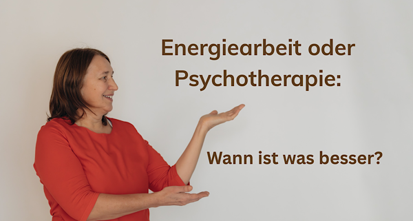 Anita Griebl in rotem Shirt mit erhobenen Händen – ein kraftvolles Bild zur Verbindung von Psychotherapie und Energiearbeit, das Klarheit, Offenheit und energetische Präsenz ausstrahlt.