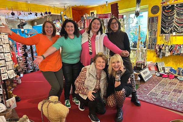 Giselas Geburtstagsfeier mit fünf Weggefährtinnen im Geschäft von Gabi – ein Raum für Gemeinschaft und Lebensfreude.