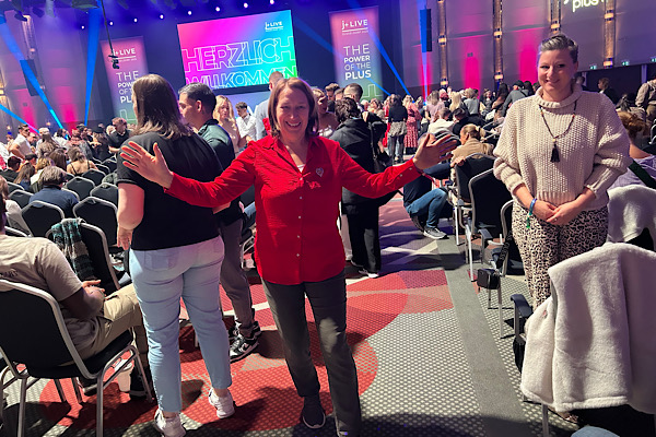 Anita Griebl in der Conventionhalle, umgeben von zahlreichen Teilnehmer:innen – ein Moment voller Energie und Verbindung.