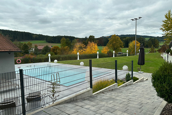 Freibad und Garten im Wellnessbereich des Reibener Hofs – ein Ort für Entspannung, Naturverbundenheit und innere Einkehr.