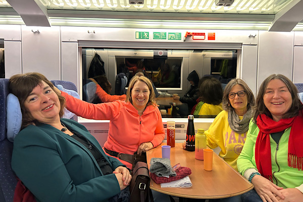 Dian, Anita Griebl, Claudia und Heidi im Zug auf dem Weg zur Convention in Düsseldorf – Business mit Herz beginnt mit Gemeinschaft.