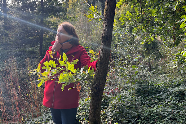 Anita Griebl steht im Wald und hat dort ihre Methode BewusstseinsEnergie entwickelt.