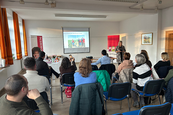 Claudia bei ihrem Vortrag.