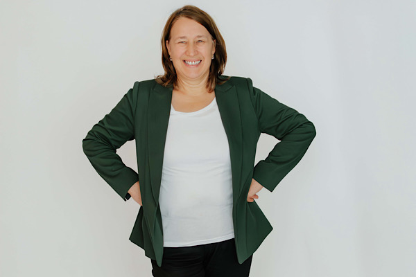 Heilenergetikerin Anita Griebl zeigt Selbstvertrauen, verkörpert den Weg zum inneren Kompass und zur Freiheit von Außensteuerung.