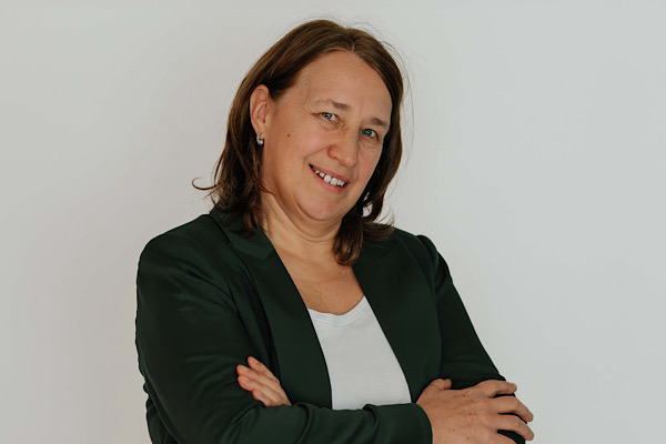 Anita Griebl mit verschränkten Armen, als ein Symbol für inneren Kompass und Loslösung von Außensteuerung