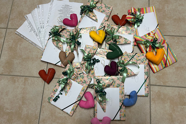 Geschenke für die Seminarteilnehmerinnen, liebevoll vorbereitet – Symbol für Verbindung, Gemeinschaft und Wertschätzung im Seminar.