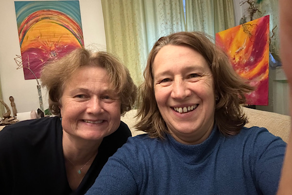 Eine Energiebehandlung bei Gisela. Wir beide mit zerzausten Haaren.